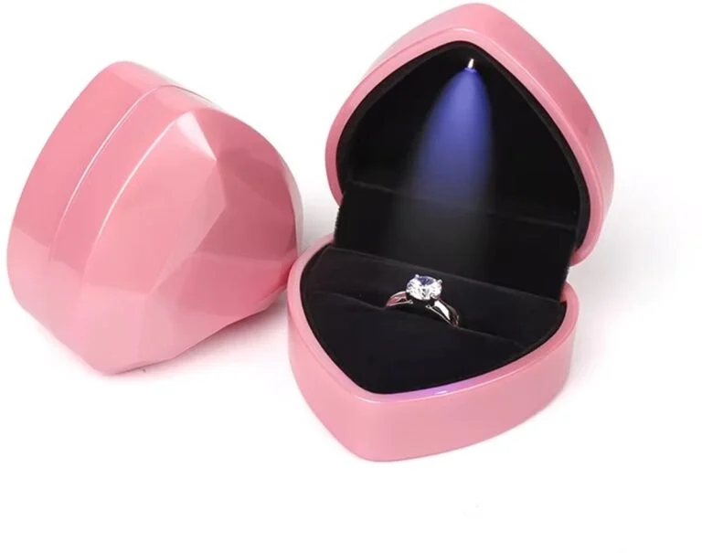 Roze hartvormig ringdoosje