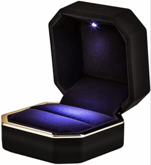 1101x1200.jpg Zwart ringdoosje met gouden rand en LED