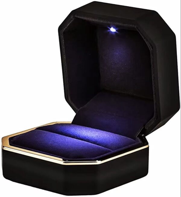 1101x1200.jpg Zwart ringdoosje met gouden rand en LED