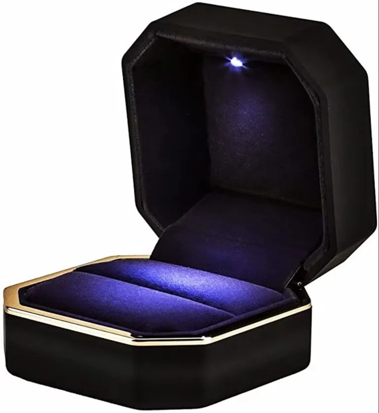 Zwart ringdoosje met gouden rand en LED