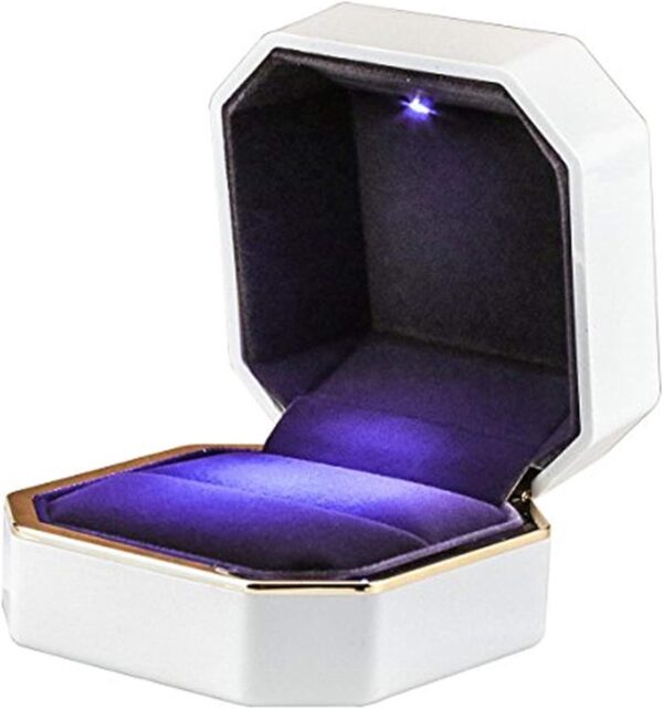 1124x1200.jpg Ringdoosje met gouden rand en LED – Wit