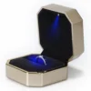 Goud ringdoosje met gouden rand en LED, geopend met ring
