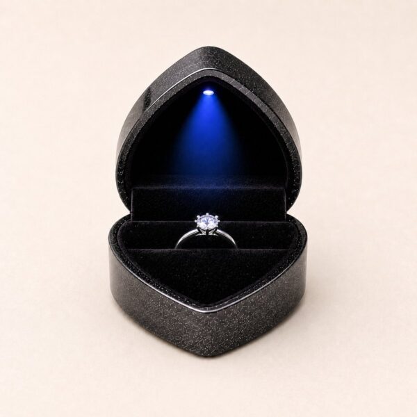1200x1200-18.jpg Midnight Sparkle Hart – ringdoosje met LED