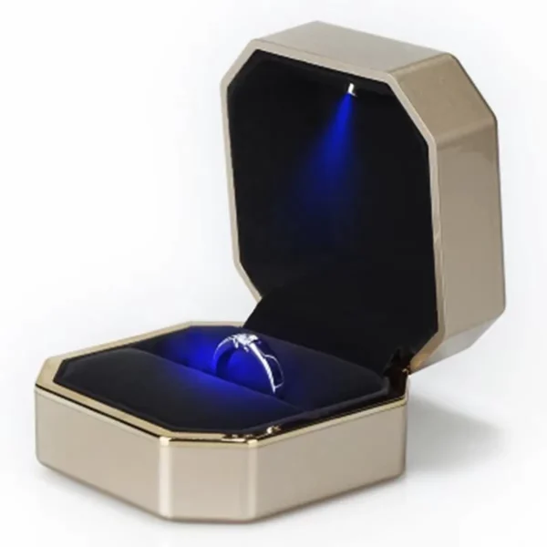 Goud ringdoosje met gouden rand en LED, geopend met ring