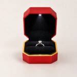 1200x1200-7.jpg Ringdoosje met gouden rand en LED – Rood