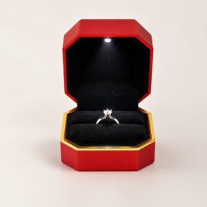1200x1200-7.jpg Ringdoosje met gouden rand en LED – Rood