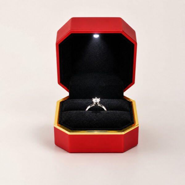 1200x1200-7.jpg Ringdoosje met gouden rand en LED – Rood