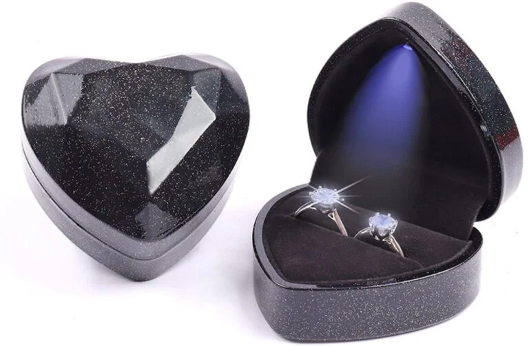 Midnight Sparkle hartvormig ringdoosje met LED