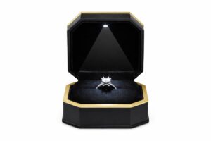 1200x800.jpg Luxe zwart-goud ringdoosje met LED