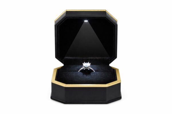 1200x800.jpg Luxe zwart-goud ringdoosje met LED