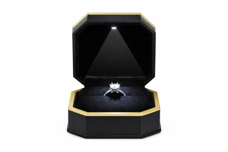 Luxe zwart en goud ringdoosje met LED