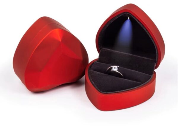 1200x848.jpg Rood hartvormig ringdoosje met LED