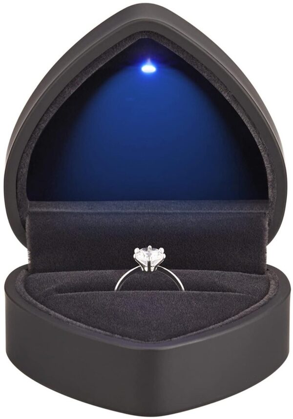 Zwart hartvormig ringdoosje met LED