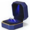 Ringdoosje met gouden rand en LED – Blauw – extra productfoto Blauw ringdoosje met gouden rand, twee ringen en LED-verlichting