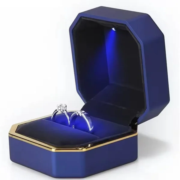 Ringdoosje met gouden rand en LED – Blauw – extra productfoto Blauw ringdoosje met gouden rand, twee ringen en LED-verlichting