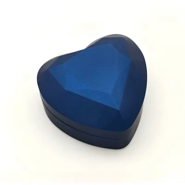 Gesloten blauw hartvormig ringdoosje met facetafwerking
