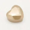 Gesloten goud hartvormig ringdoosje met facetafwerking