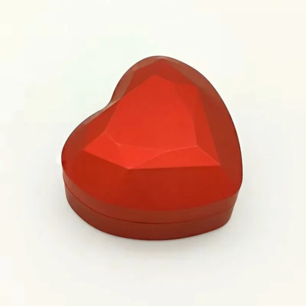 Rood hartvormig ringdoosje met LED – extra productfoto Gesloten rood hartvormig ringdoosje met facetafwerking