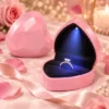 Roze hartvormig ringdoosje met ring, bloemen en LED-verlichting