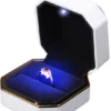 Ringdoosje met gouden rand en LED – Wit – extra productfoto Wit ringdoosje met gouden rand, ring en LED-verlichting