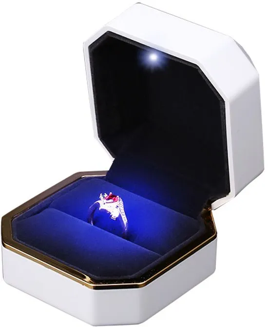 Ringdoosje met gouden rand en LED – Wit – extra productfoto Wit ringdoosje met gouden rand, ring en LED-verlichting